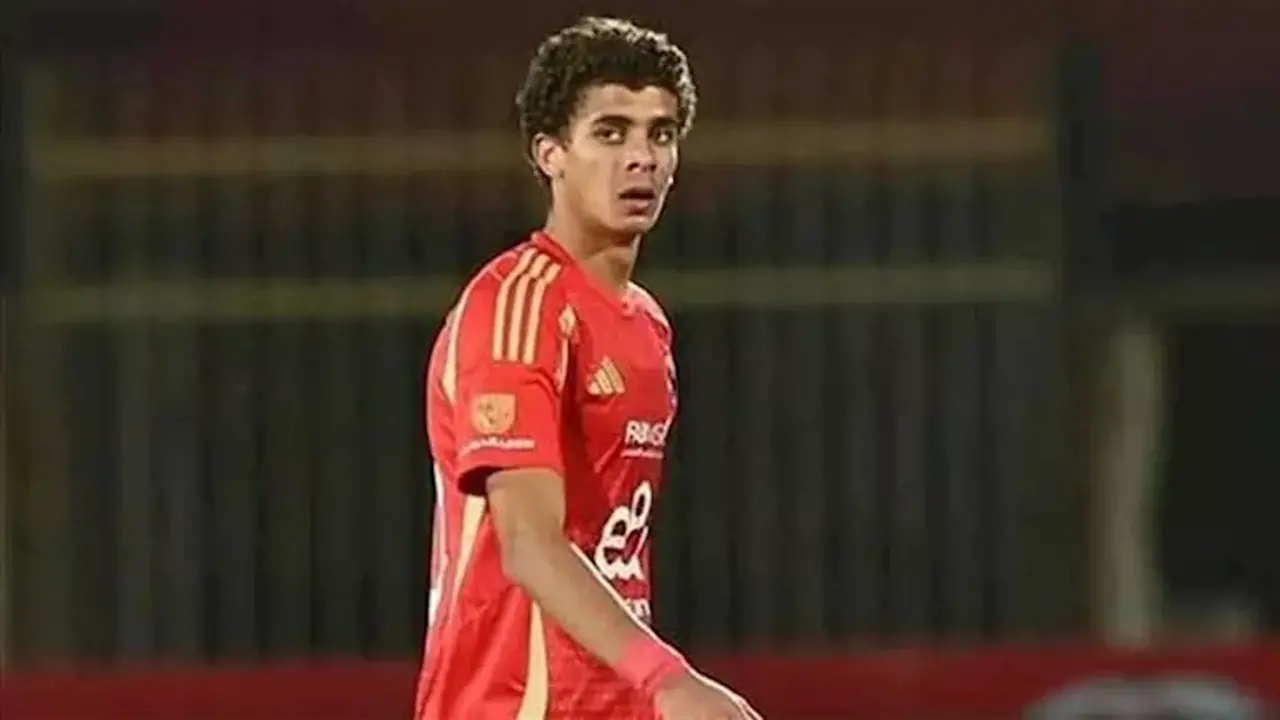 صحيفة إسبانية تكشف تفاصيل انتقال نجم الأهلي إلى برشلونة